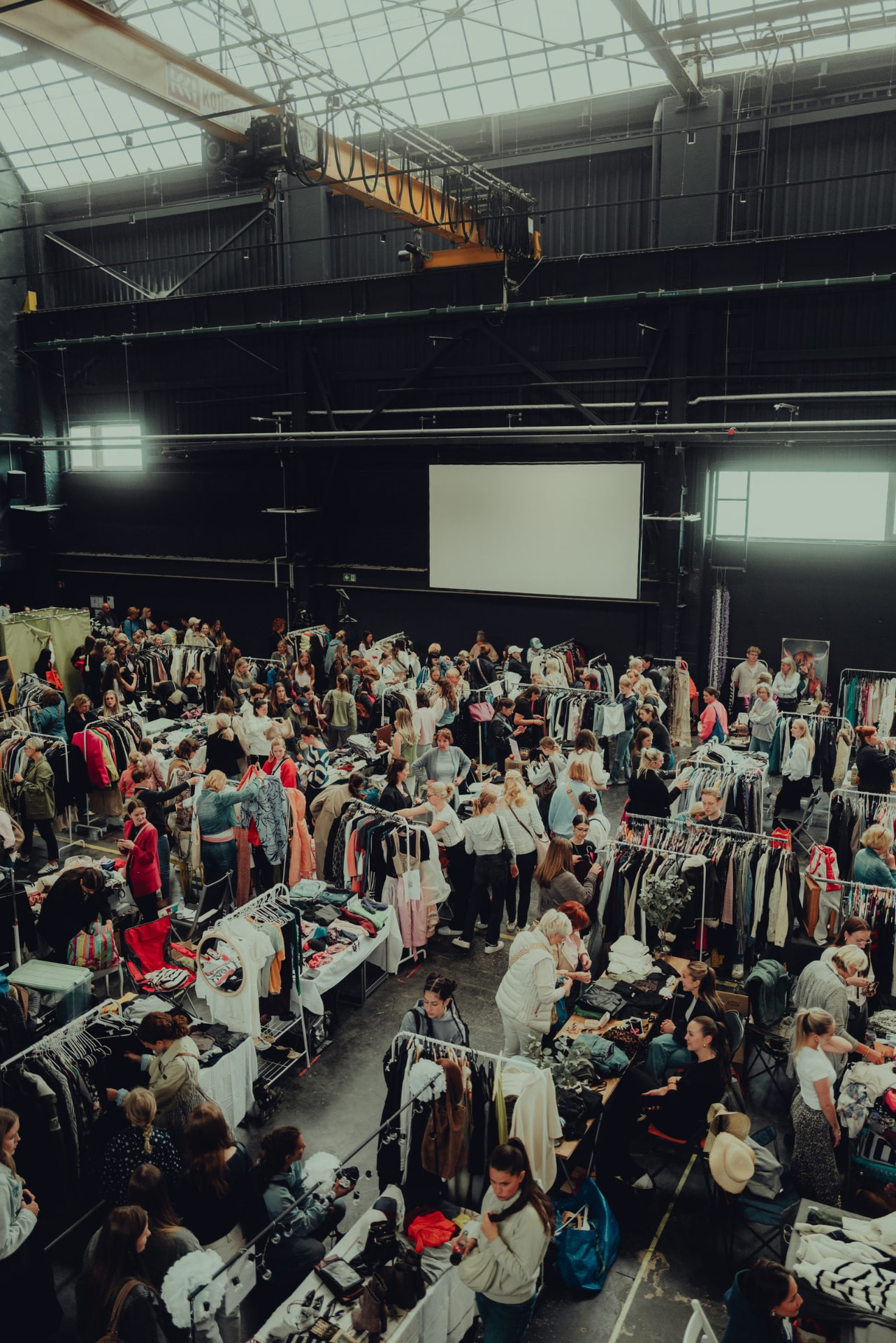 WeiberKram & NachtYard, packed daytime crowd