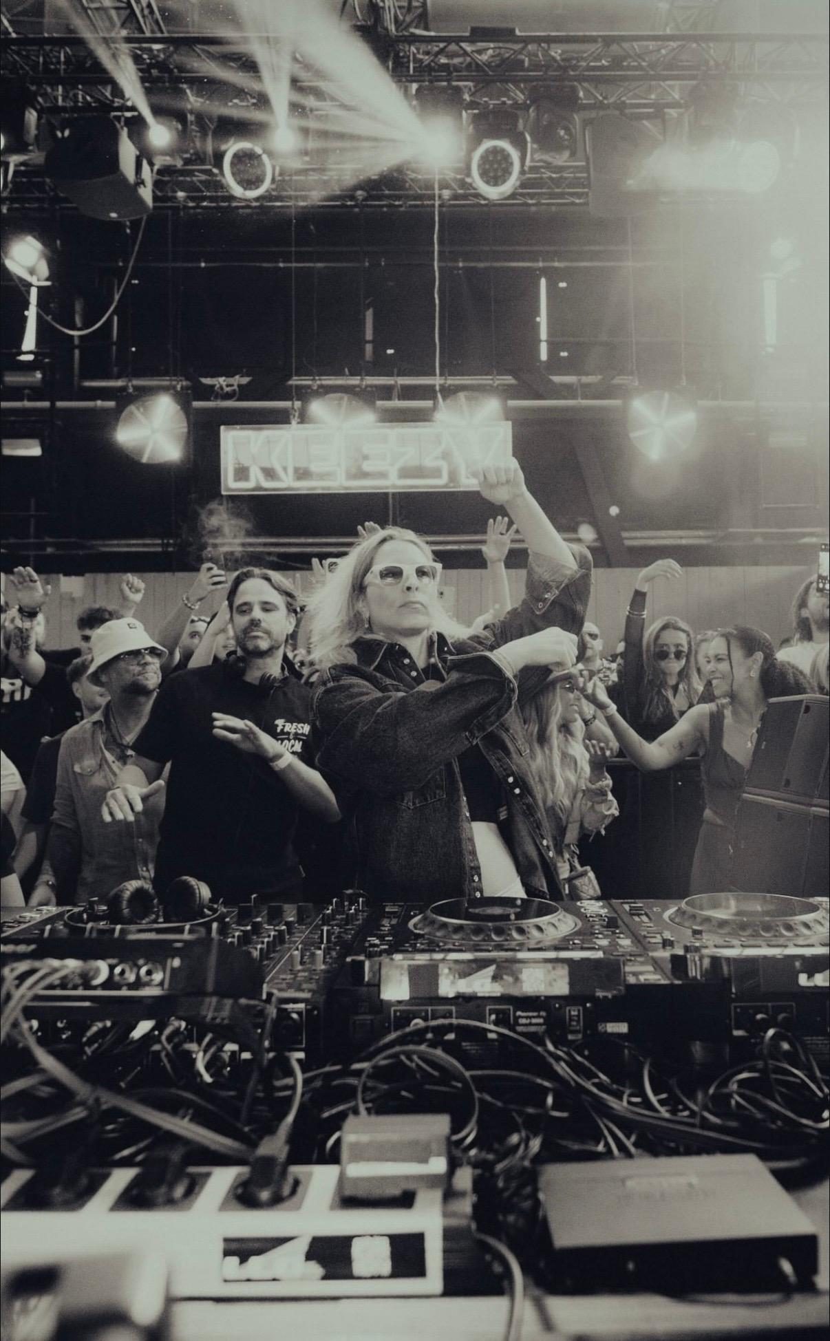 Blond:ish playing under the KEEZY sign