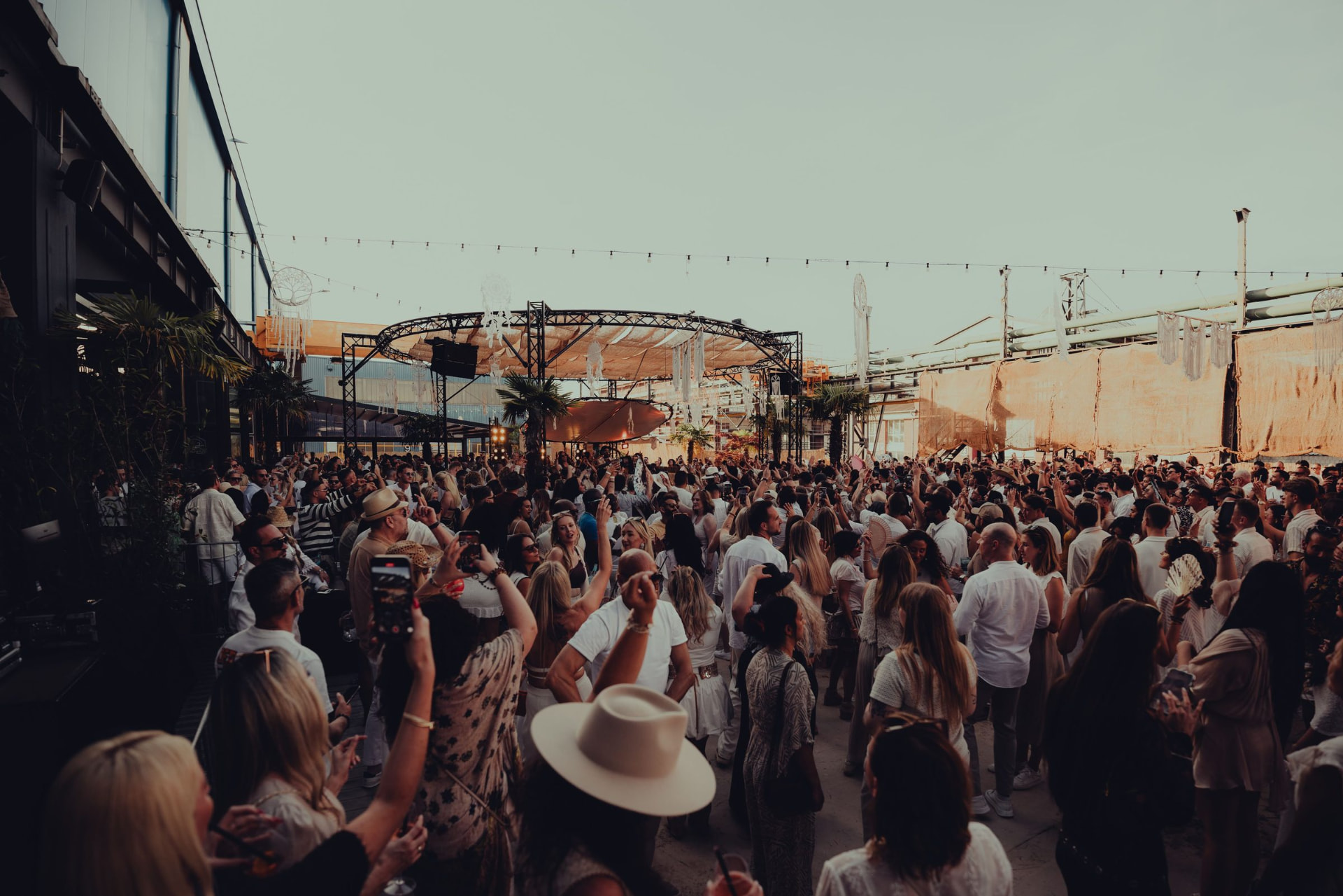Solana open-air, white crowd at night